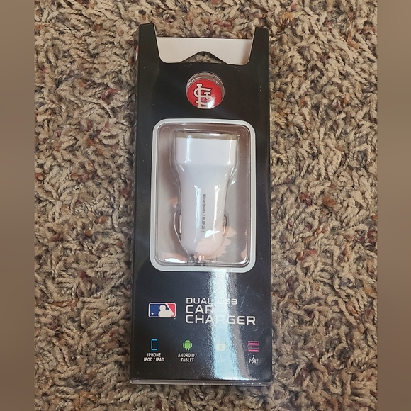 MLB St. Louis Cardinals Dual USB Car Charger - Picture 2 of 6